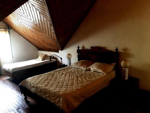 A bed or beds in a room at le fumoir de l' artisan Guest house