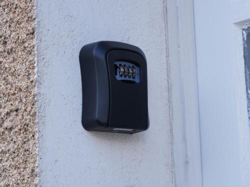 a black object on the side of a door at Le Grenier Du Botaniste in Mauléon