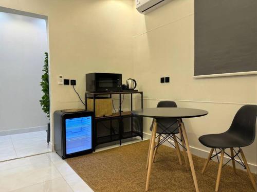 โทรทัศน์และ/หรือระบบความบันเทิงของ Cozy One Bedroom Apartment close to Boulevard City شقة بتصميم راقي