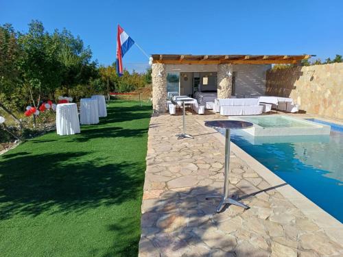 un lieu de mariage avec une table et une piscine dans l'établissement Guesthouse Casa Bevanda, à Međugorje