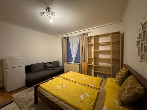uma pequena sala de estar com um sofá e uma mesa em Schöne angenehme Wohnung em Viena