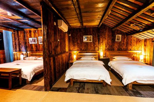 Postel nebo postele na pokoji v ubytování Lost World Sanjiang Guest house