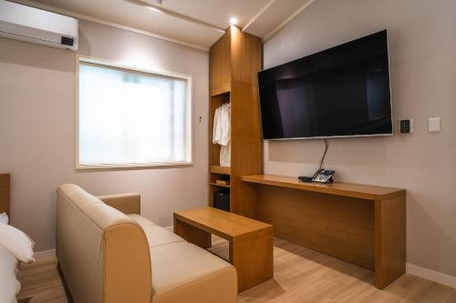 TV a/nebo společenská místnost v ubytování MONO HOTEL
