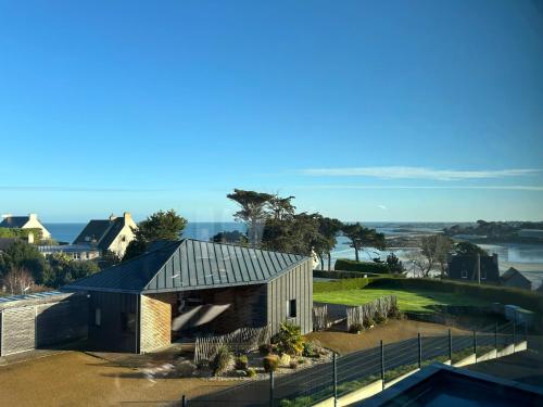 an aerial view of a house with the ocean in the background at Bellevues-Sur-Mer, à 100 m de la plage in Trévou-Tréguignec