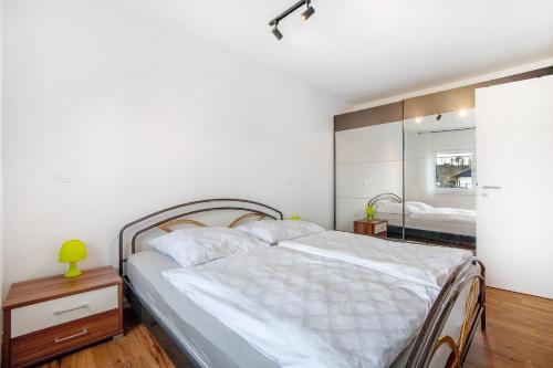 une chambre avec un grand lit et un miroir dans l'établissement Ferienwohnung auf dem Land, à Apfeldorf