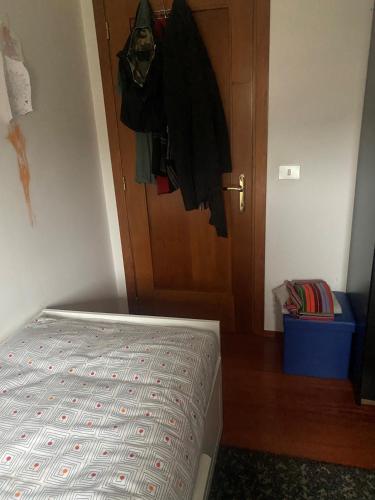 ein Schlafzimmer mit einem Bett neben einer Tür in der Unterkunft CASA PICI in Albignasego