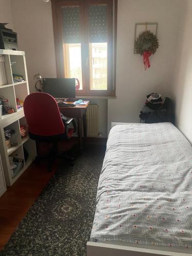 Schlafzimmer mit einem Bett und einem Schreibtisch mit einem Computer in der Unterkunft CASA PICI in Albignasego
