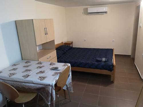 Habitación pequeña con cama y mesa con mesa en Cozy apartment for short term rent., en Káty
