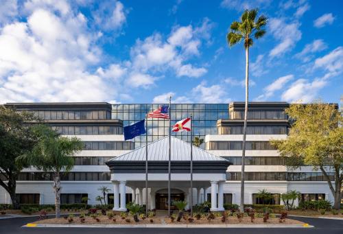 un edificio con dos banderas delante en Delta Hotels by Marriott Jacksonville Deerwood, en Jacksonville