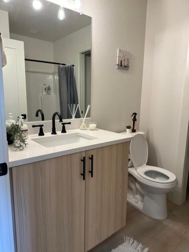 uma casa de banho com um lavatório e um WC em Modern Suit Premium Apartment em Vancouver