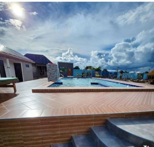 une piscine au sommet d'un immeuble dans l'établissement Bwawani Gardens, à Songea