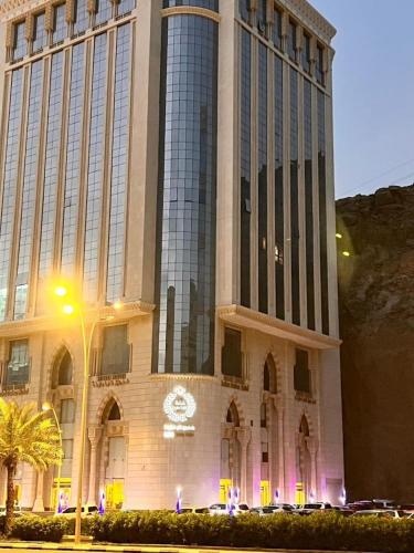 a building with a clock on the front of it at فندق لابا دارنا in Makkah