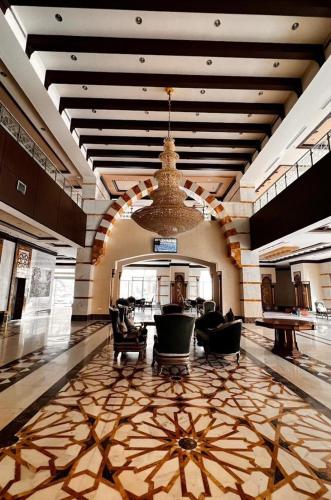 a large lobby with chairs and a chandelier at فندق لابا دارنا in Makkah