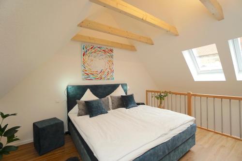 ein Schlafzimmer mit einem Bett in einem Zimmer in der Unterkunft Apartement Dom-Blick in Schleswig