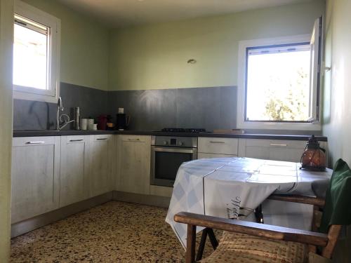 cocina con mesa y ventana en Beautiful Farm House, en Filiatra