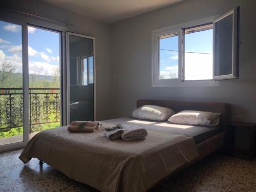 1 dormitorio con 1 cama con 2 toallas en Beautiful Farm House, en Filiatra