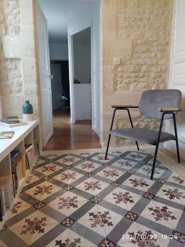 Cette chambre dispose d'une table, d'une chaise et d'un sol. dans l'établissement Grande et belle maison normande, à Martragny