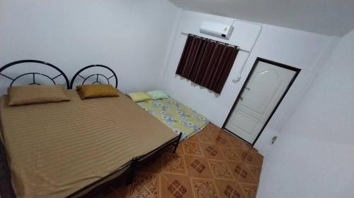 two beds in a small room with a mirror at Classic Home Stay Hatyai in Ban Tha Sae