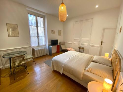 une chambre avec un lit et une table dedans dans l'établissement Comedy: heart of town facing the NA region, à Poitiers