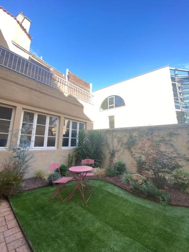 un patio avec une table et des chaises dans une cour dans l'établissement Comedy: heart of town facing the NA region, à Poitiers