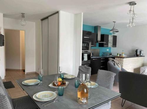 - une table avec des assiettes de nourriture dans la cuisine dans l'établissement Centre des congrès / Confort, à Caluire-et-Cuire