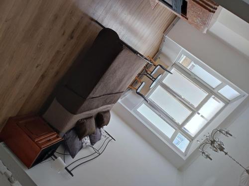 una vista aérea de una sala de estar con una silla y una ventana en Room in BB - undefined, en Bruselas