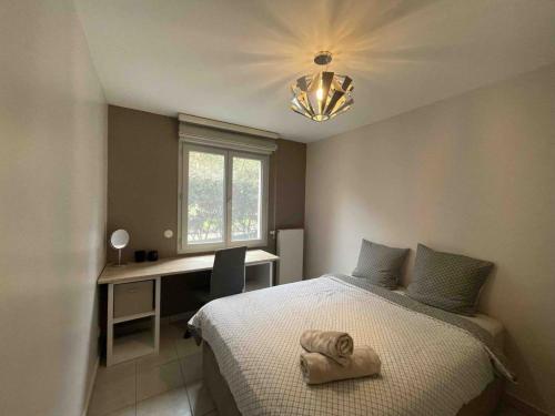 une chambre avec un lit, un bureau et une fenêtre dans l'établissement Centre des congrès / Confort, à Caluire-et-Cuire