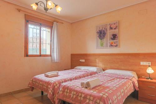 016 - Finca La Dama Valverde - comfortHOLIDAYS في Valverde Alto: غرفة نوم بسريرين ونافذة