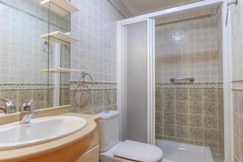 ein Bad mit einem WC, einem Waschbecken und einer Dusche in der Unterkunft 016 - Finca La Dama Valverde - comfortHOLIDAYS in Valverde Alto