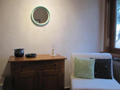 Zimmer mit einem Stuhl und einem Spiegel an der Wand in der Unterkunft Ferienwohnungen Blätterrausch in Schwandorf in Bayern