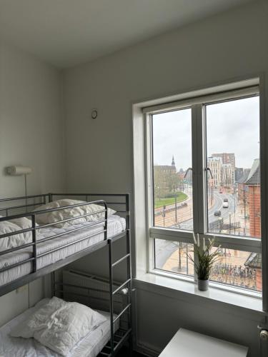 una camera da letto con un letto a castello e una finestra di Danhostel Odense City a Odense