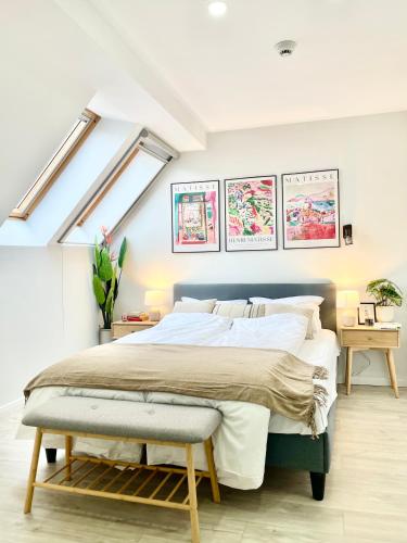 a bedroom with a large bed and skylights at Spacious ultracentral modern apartment in Târgu-Mureş