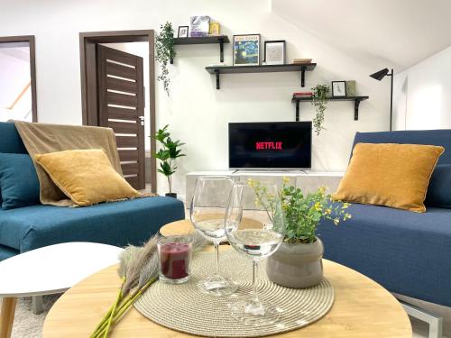 a living room with a table with wine glasses on it at Spacious ultracentral modern apartment in Târgu-Mureş