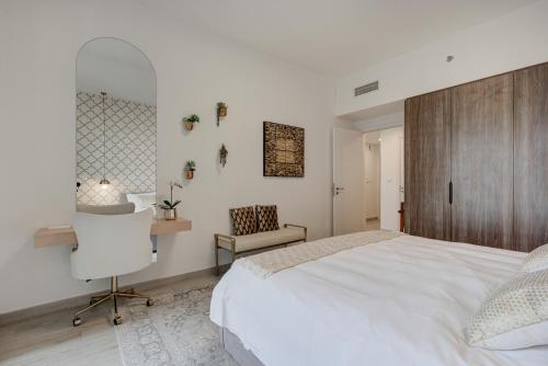 sypialnia z łóżkiem, biurkiem i krzesłem w obiekcie Trophy - Blissful Haven with Breathtaking View w Dubaju