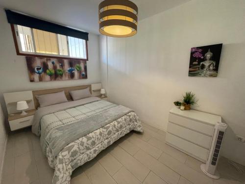 - une chambre blanche avec un lit et une fenêtre dans l'établissement Spacious 1 bedroom apartment with Pool & Ocean View, Marina Palace, à Adeje