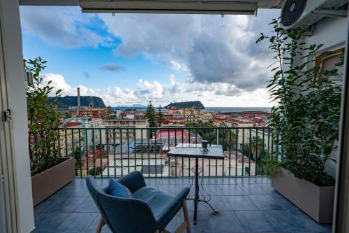 een balkon met uitzicht op een stad bij Seconda Stella a Destra in Napels