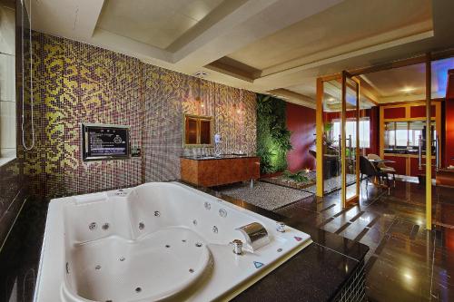 uma grande casa de banho com uma grande banheira em i NEED Motel em Xinfeng