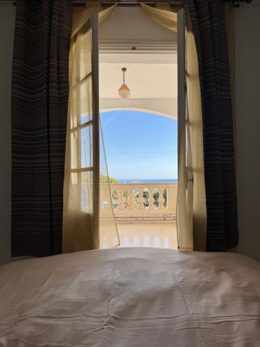 Schlafzimmer mit einem Fenster mit Meerblick in der Unterkunft Résidence TANTANA in Chott Meriem