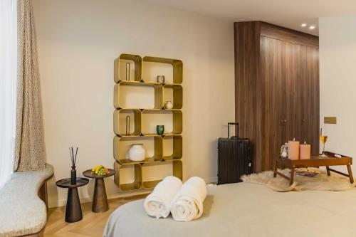 um quarto com uma cama e uma prateleira com toalhas em Spa du SacréCœur Loft Montmartre em Paris