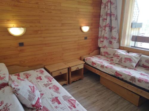 une chambre avec deux lits et une fenêtre dans l'établissement travelski home classic - Résidence 3000, à La Plagne