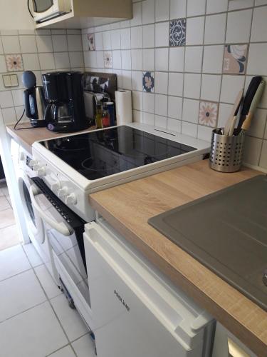 Photo de la galerie de l'établissement Appartement avec terrasse proche mer - Saint Aubin sur Mer, à Saint-Aubin-sur-Mer