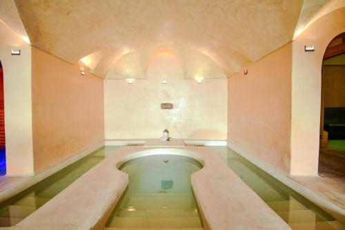 Cette chambre dispose d'une baignoire et d'un lavabo. dans l'établissement Mursia Wellness Hotel, à Pantelleria