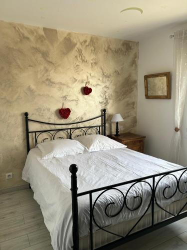 - une chambre dotée d'un lit avec des pommes sur le mur dans l'établissement Maison spacieuse, à Marennes
