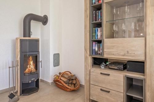 un camino in un soggiorno con mensola per libri di Sonnenpark 02 a Korswandt