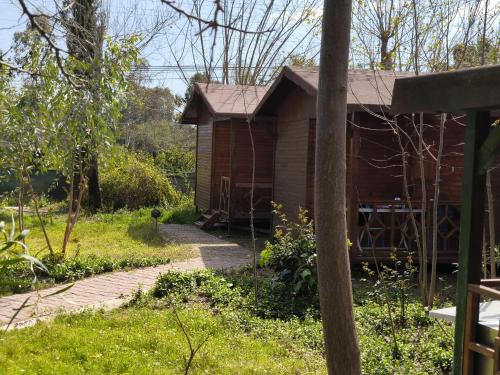 une petite maison en bois dans un jardin dans l'établissement Fire Pansiyon, à Çıralı