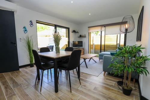 une salle à manger et un salon avec une table et des chaises dans l'établissement Appartement plage à pied, à La Teste-de-Buch