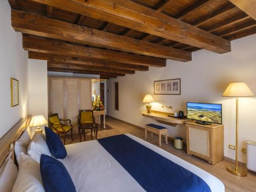 Postel nebo postele na pokoji v ubytování Hotel Orologio