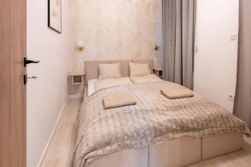 um quarto com uma cama com duas almofadas em Opera residence (D10) em Budapeste