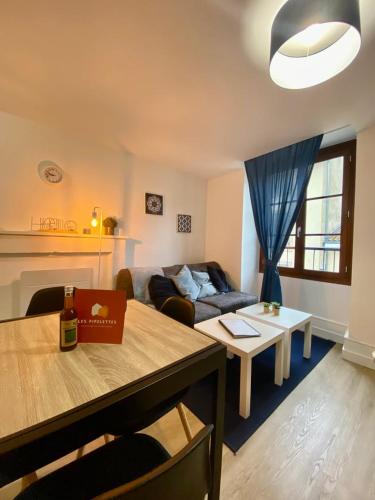 un salon avec un canapé et une table dans l'établissement Le Clain de Vivonne, cosy appartement plein centre, à Vivonne
