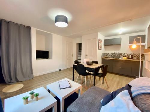 ein Wohnzimmer mit Sofa und Tisch in der Unterkunft Le Clain de Vivonne, cosy appartement plein centre in Vivonne